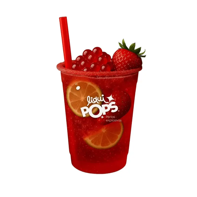Frappé de fresa con perlas explosivas rojas servido en vaso alto con sorbete ancho, como se pide en una cafetería de Guatemala