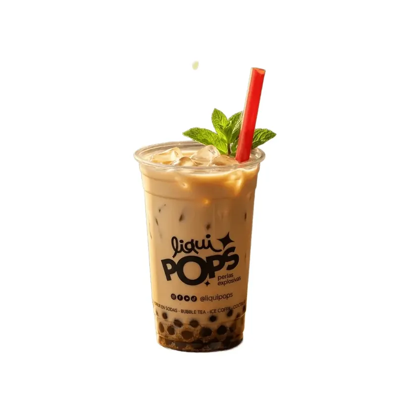 Bebida fría de café con perlas explosivas servida en vaso transparente para la carta de una cafetería